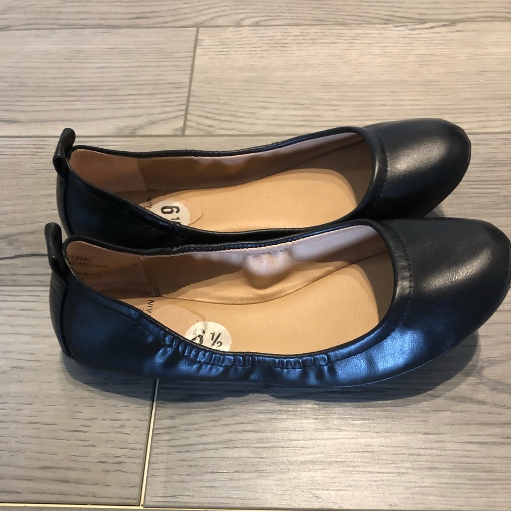 NWT White Mountain Black Flats